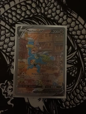 Pokémon kort - Säljer denna matchamp V, kortet kommer med sleeve och är väll behandlad