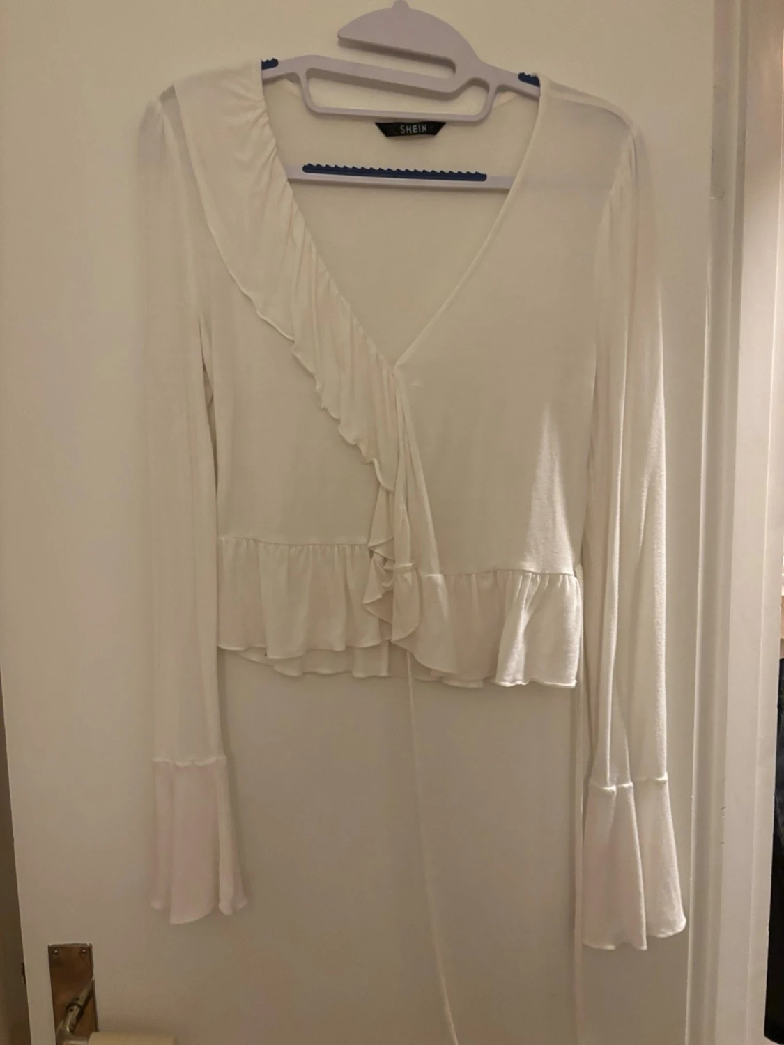 Vit omlottopp med volang