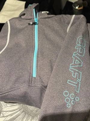 Craft tunn tröja med huva - Skick som ny. Storlek S. Liten ficka med dragkedja fram. 