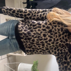 Leopard tröja - I stl M men passar mig som brukar ha s/xs. Använd 1 gång, den är från NAKD. Skriv om frågor!💞💞