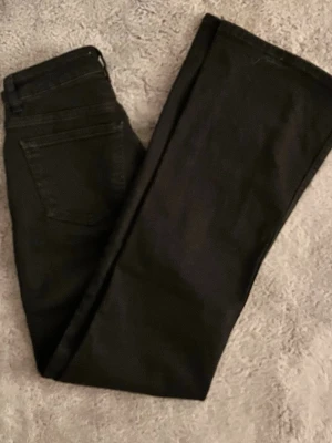 Black bootcut jeans - Gina Tricot 34 - Classic black flared jeans from Gina Tricot. Comfortable fit and timeless style. Worn only a few times and in very good condition.  ▫️ Size: 34 ▫️ Condition: Very good condition ▫️ Brand: Gina Tricot  Ready to ship 📦 – first come, first served!   Gina Tricot, flared jeans, black jeans, flare pants, wide leg jeans, high waist jeans, y2k jeans, retro jeans, 70s style, trendy jeans, women jeans, ladies jeans, size 34, small size, black denim, everyday jeans, casual outfit, street style, minimalist sty
