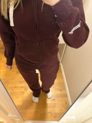 Vinrött mjukissätt från russemerch - Nästintill oanvända. Om man endast vill köpa en del är de 300 kr st🥰