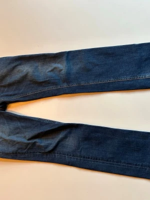 Nudie Jeans Grim Tim - Tjena, jag säljer ett par Nudie Jeans i modellen Grim Tim, storlek är 29/32. De har blivit lagade av Nudie vid gylfen inget man tänker på vid användning. Vid flera frågor kontakta mig, priset ej hugget i sten! 😊
