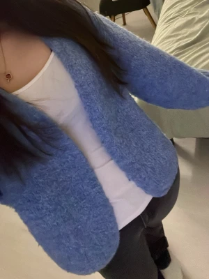 Lindex Kofta  - Mysig blå kofta från Lindex i storlek XS/S. Koftan är fluffig och stickad. Perfekt för lager på lager och ger en chill vibe till din outfit. Dock är den nopprig och har ett litet hål under armen(se bild 4) ❣️