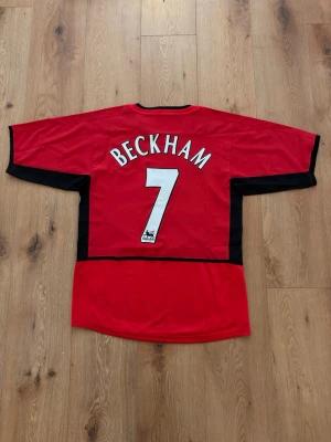 Manchester United BECKHAM retro fotbollströja  - Helt oanvänd med tags kvar och Nike påse. Storlek Medium. Skriv privat för fler bilder eller vid funderingar!