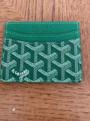 Plånbok - En fin grön plånbok, helt ny, billigt pris, funderingar så är de bara att fråga!😁