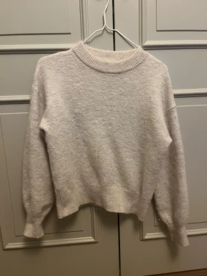 Ljusbeige stickad tröja Dobber XS - Mysig ljusbeige stickad tröja från Dobber i storlek XS. Tröjan har rund halsringning, ribbade muddar och en relaxed passform. Perfekt för lager på lager under kyliga dagar🩷🩷 