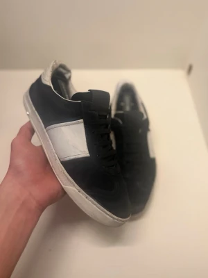 Valentino flycrew  - Säljer ett par tvär snygga valentino flycrew i storlek 39,5 men passar 40 också. Skorna är riält använda men går säkert att laga. Pris kan diskuteras vid snabb affär😊