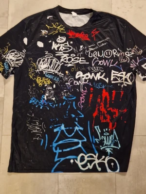 T-shirt graffiti - T-shirt graffiti. Polyester.