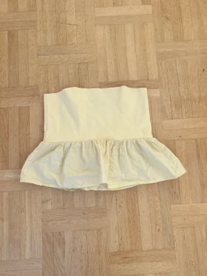 Gul volangkjol från Zara✨✨🧡 - Supersöt gul kortkjol från Zara med volangkant nedtill. Kjolen har en enkel, rak midja och är gjord i ett mjukt bomullsliknande material. Perfekt för dig som vill ha en ljus och fräsch look till sommaren.