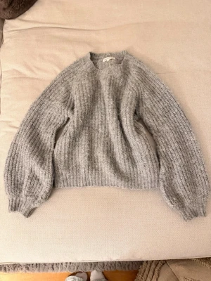 Grå stickad tröja med loose fit - Mysig grå stickad tröja med breda, långa ärmar och loose passform. Tröjan är från Missäy i Göteborg 💖