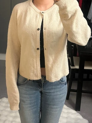 Beige kofta  - Säljer denna mysiga beigea kofta💗