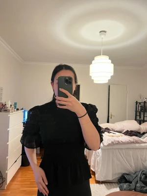 Svart blus från Bubbleroom med volang - Svart blus i spets från bubbleroom Inte riktigt min stil Endast testad