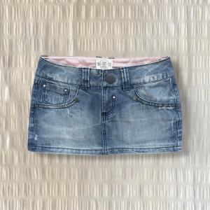 lågmidjad vintage jeanskjol  - super snygg 2000-tals jeanskjol i perfekt skick måtten på sista bilden 💕