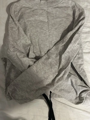 Grå tjockare tröja med knytt nere  - Säljer en grå tjockare tröja med knytt nere jätte fin och skön 