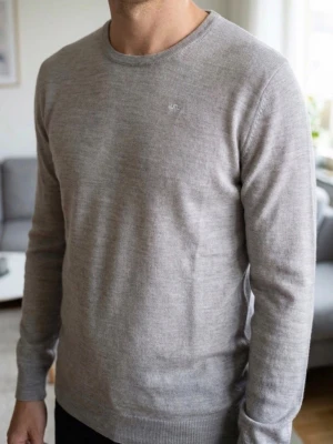 J.Lindeberg merinoull tröja - Säljer en beige crew neck tröja i 100% merinoull från J.Lindeberg. Storlek:M. Modell: newman merino crew neck. Nypris: 1600kr. Bild 1 är den bästa bilden när de kommer till färgen. Riktigt fint skick, inga defekter över huvudtaget, skriv vid funderingar och jag diskuterar gärna priset!