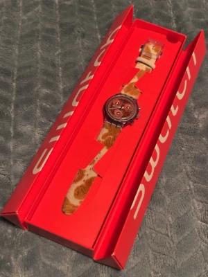 Swatch fury  - Extremt snygg och unik klocka från Swatch.  Väldigt sällsynt pga att den inte säljs längre. Denna är i nyskick med låda, kvitto och resten. 