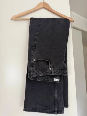 Svarta low waist raka jeans från Nakd - Använda typ 2 ggr. Nypris 699 kr