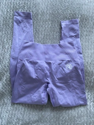 Valiant Seamless Contour Scrunch Tights Lila 💜  - Säljer ett par Valiant Seamless Contour Scrunch Tights i färgen lila från GTECH. Storlek XS men väldigt stretchiga så passar även S. Använt fåtal gånger, nypris 499kr. 💜