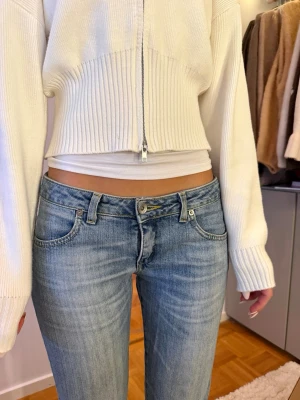 Lågmidjade bootcut jeans  - As snygga lågmidjade bootcut jeans!!!! Storlek 29, måtten : midja rakt över-37cm och innerbenslängd 78cm🩷🩷🩷