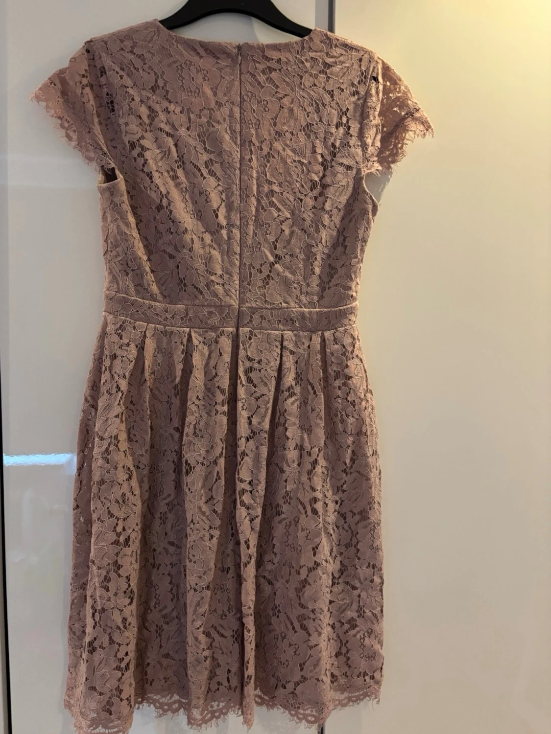 Ljusrosa spetsklänning från NLY Trend - 4