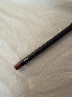 MAC läppenna Cork brun - MAC läppenna i färgen Cork, en snygg brun nyans. Läppennan har använts ett par ggr