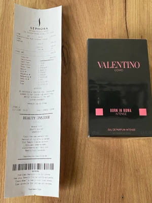 Valentino intense - Säljer Valentino Uomo Born in Roma Intense, en kraftfull och elegant herrdoft från Valentino. Parfymen är helt ny och oöppnad, fortfarande förseglad i originalförpackning.  Born in Roma Intense är en modern och sensuell doft med djupa, varma noter som passar perfekt för kvällar och speciella tillfällen. En sofistikerad parfym för dig som vill ha något exklusivt och maskulint.  Perfekt som present eller till dig själv.