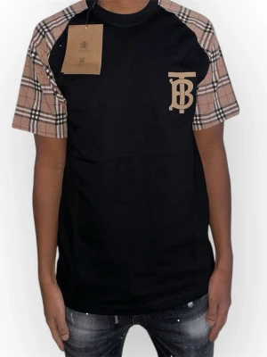 Burberry T-shirt- Svart (Storlek M) - Helt ny. Fin replika med hög kvalitet. Storlek: EU| M Modellen är 175cm och Bär storlek M. Pris: 949kr. Först till kvarn. Skickas direkt inom 24h