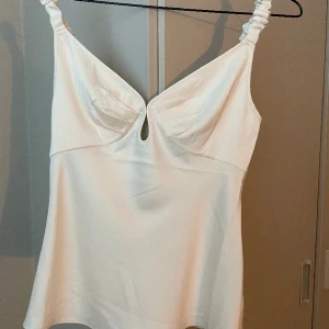 Topp från Adoore -  ”Nîmes singlet” från Adoore, jättebra skick🫶🏼