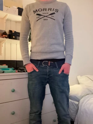 Grå stickad tröja från Morris - Snygg grå stickad tröja från Morris i storlek XS. Priset är diskuterbart, detta låga startpris pga en liten svart fläck på bakre sida arm. Den är nästan osynlig och märks inte vid användning, samt har aldrig ens blivit påpekad! Skriv för frågor och funderingar