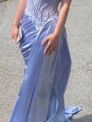 Ljusblå långklänning/balklänning med spets och slits - Säljer en elegant ljusblå långklänning i satinliknande material med transparent liv och spetsdetaljer. Klänningen har en hög slits framtill och figurnära passform som ger en lyxig känsla. Perfekt för bal, student eller bröllop! Köpt från shein för runt 1000kr men säljer för 800kr och pris kan diskuteras. Väldigt bra kvalité och bara använda en gång.