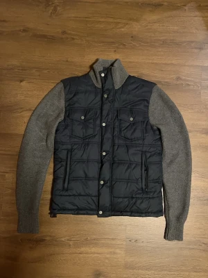 Blå cardigan - Säljer denna stiliga cardigan från Salewa, nypris cirka 2000kr. Väldigt bra skick och najs passform (slim)