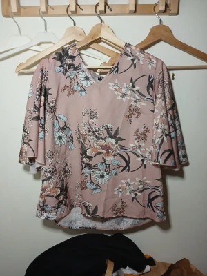 Blommig blus  - En blus från Shein. 