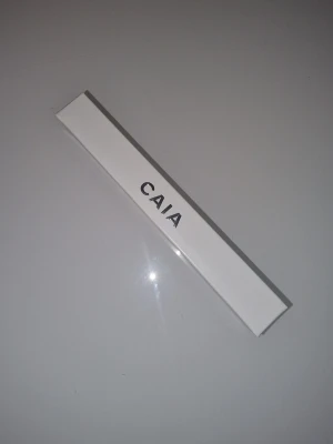CAIA Perfect Pout Lip Primer - CAIA Perfect Pout Lip Primer är designad för att skapa en sammetslen bas för dina favoritläppstift.                                                                Hemligheten bakom perfekta läppar börjar med en jämn bas. Denna transparenta primer glider lätt på läpparna, suddar ut fina linjer och får ditt läppstift att hålla längre. Applicera före din läpprutin för en felfri finish. Limited Edition ✨️
