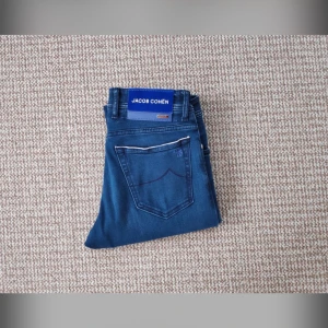 Jacob Cohen Selvedge jeans - Selvedge jeans från Jacob Cohën - Limited Edition.                                                            Sparsamt använda i mycket bra skick. Storlek 30, längd motsvarar ungefär storlek 32-34. Nypris runt 10000kr.