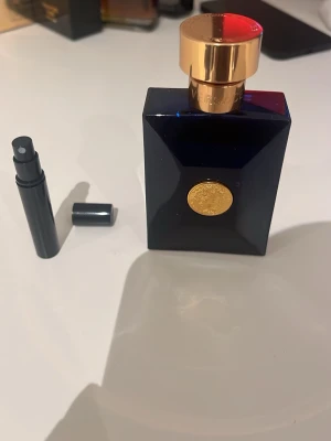 Versace Dylan Blue  - Stilren parfym från Versace med god och fräsch doft. Säljer 3ml samples av denna.