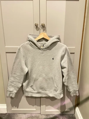 Grå Polo Ralph Lauren hoddie  - En riktigt schysst och skön hoodie, den passar längd 160cm och sitter nice på kroppen. Hör av er vid funderingar. Pris kan diskuteras 