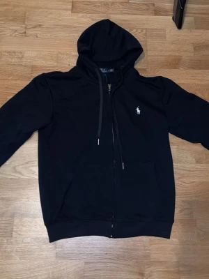 Ralph Lauren Zip Hoodie - Storlek M men sitter som S, Helt ny och har aldrig använts. Priset kan diskuteras 
