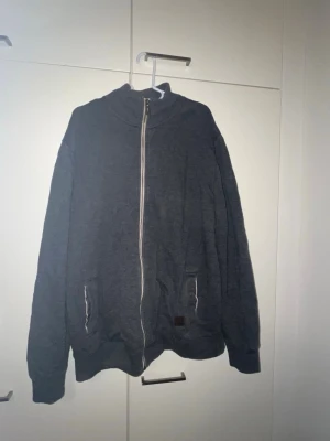 Collegetakki XXL - Harmaa collegetakki. Korkeampi kaulus. Edessä pieni reikä. Molemmin puolin taskut. Koko XXL. Kaikai n 63cm, pituus n 75cm. Eläintalous MMM, lisätietoja saa kysymällä Katsothan myös muut ilmoitukseni Tarjoa 