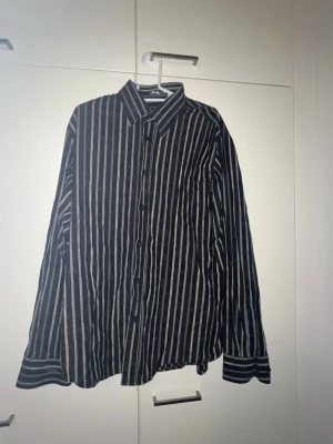 Kauluspaita XXL - Raidallinen kauluspaita. Koko XXL. Kaikai n 60cm, pituus n 72cm. Eläintalous MMM, lisätietoja saa kysymällä Katsothan myös muut ilmoitukseni Tarjoa 