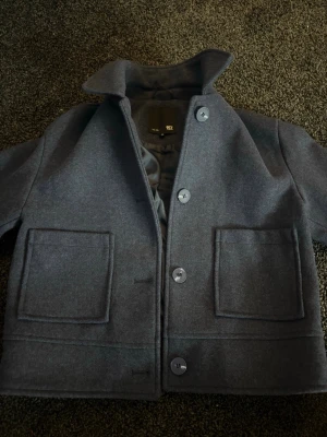 Kappa - Säljer en mörkblå kappa från lager 157