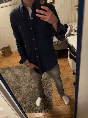 Ralph Lauren Skjorta - Snygg mörkblå Ralph Lauren Skjorta | Kanon skick | Modellen på bilden är 182 och väger 70 kg | P007