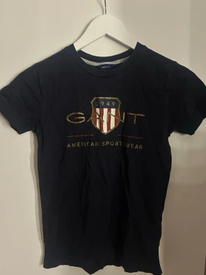 Mörkblå GANT t-shirt  - Säljer min gamla gant t shirt i bra skick