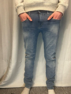 Replay Anbass ljusblå jeans - Säljer ett par blåa Replay Anbass jenas. Storlek W29 L32. Modellen på bild är 183 o väger 70 kg. Skriv vid minsta fundering.