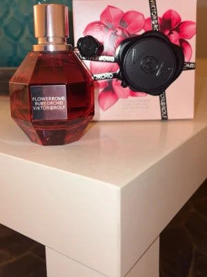 Victor& Rolf Flowerbomb Ruby Orchid EdP 50ml - Helt ny! Fick hem idag men lukten föll ej mig i smaken. Om du gillar mognare vanilj/blommiga dofter är denna för dig!🥰❤️ 50ml! Köpte för 1200kr