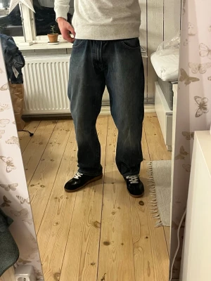 Wrangler denim jeans - Tjenare! Säljer ett par tvär fetta wrangler jeans med ruggigt snygga slitningar🔥Jeansen är i storlek W32 L30 och har en rak/baggy passform👖vid frågor eller vid behov av fler bilder är det bara att kontakta mig privat, Mvh Olle👋
