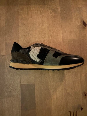 Valentino Rockrunners - Snygga Valentino Garavani Rockrunner sneakers i camoumönster. Vill du va grischast stan så är det här dom rätt dojjorn. Helt nya och oanvända, storlek 42. Bara slänga iväg ett DM vid frågor priset är inte hugget o sten vid snabb affär 