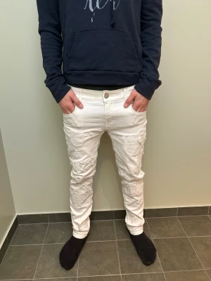 Vita Jacob cohën jeans - Ett par Vita Jacob Cohën jeans med feta slitningar. Den har många fina detaljer. Passar perfekt för fester och finare kvällar. Skick 10/10. Size 29.