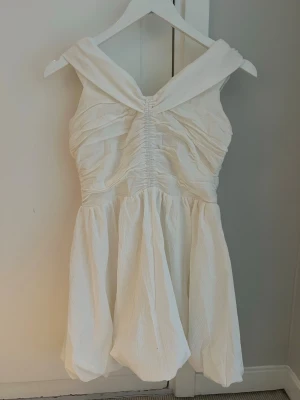 Vit klänning   - Gullig vit klänning perfekt till studenten eller midsommar! Aldrig använt. Stolek 38 men passar även 36 skulle jag säga 
