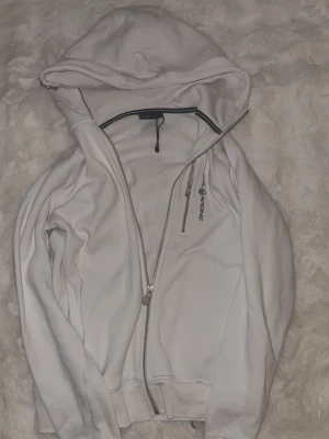 Vit sail racing kofta - Pris kan diskuteras. Det är herr storlek S. Köptes för några månader sen, har andvänt den några gånger hemma. Säljer den för den inte andvänds! Lika fin som när den köptes. 